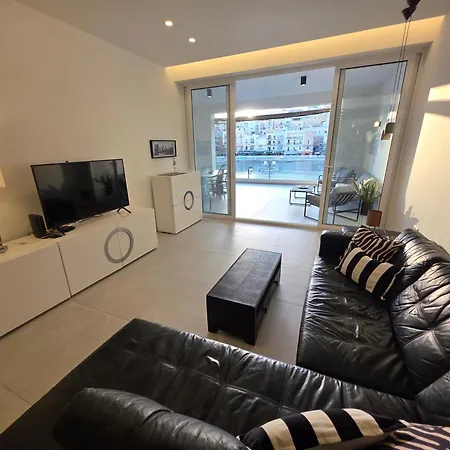 Luxury Waterfront 3br With Large Terrace דירה