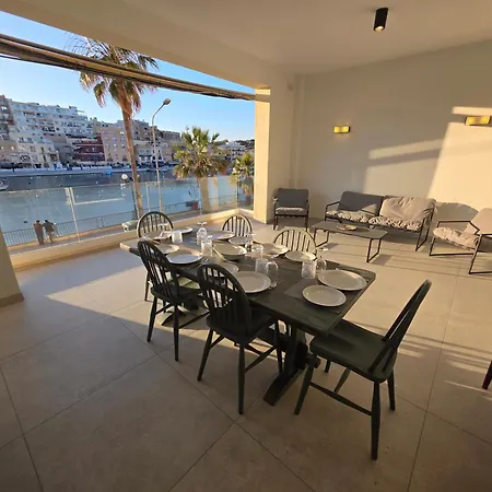 Luxury Waterfront 3br With Large Terrace דירה