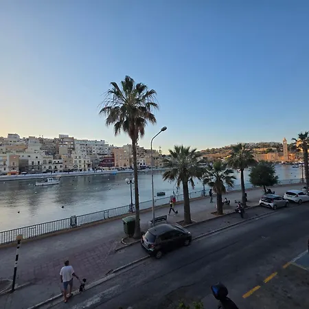 Luxury Waterfront 3br With Large Terrace דירה